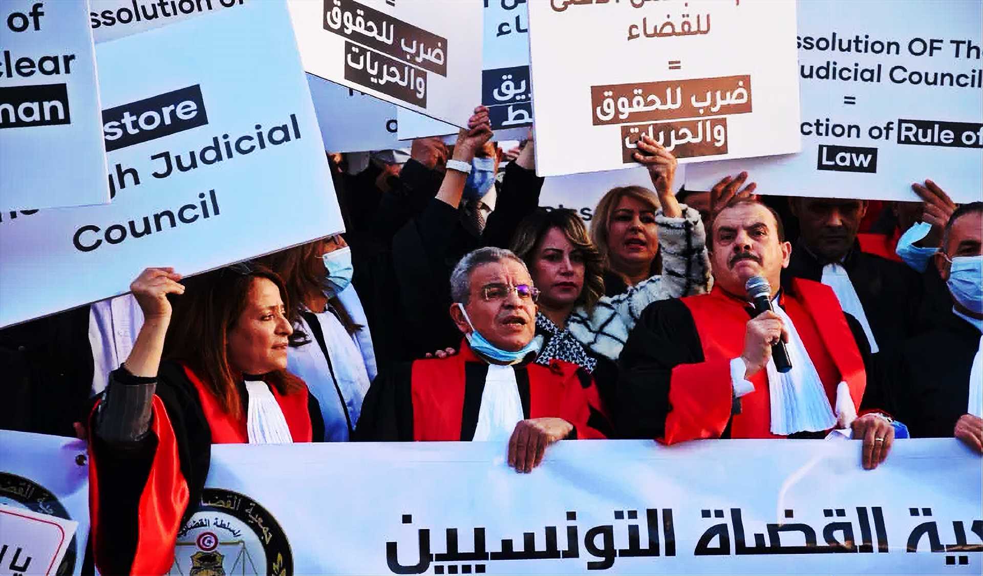 قضاة تونس تحت قصف سلطان البلاد