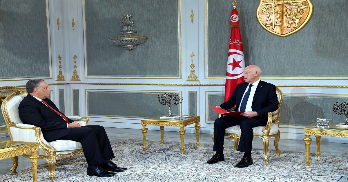 تونس: الرئيس يتهم والنيابة تفند وكتبة المحاكم غاضبون
